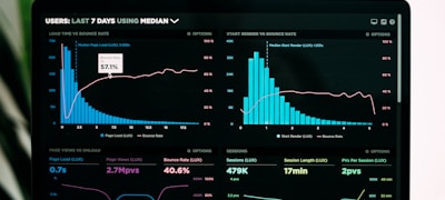 数据罗盘展示复杂的赛事统计图表与趋势分析